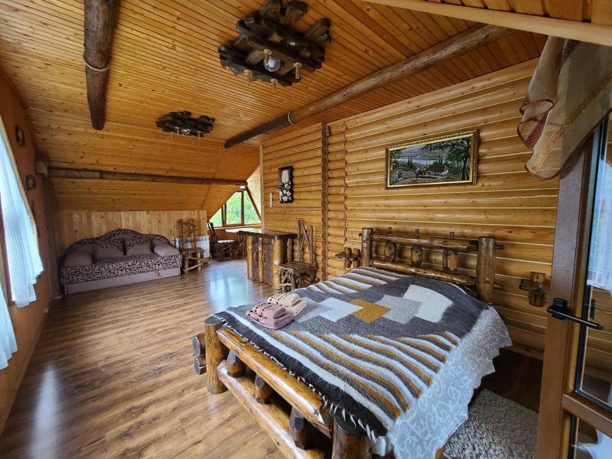 Гуцульська Хата Hotel ยาเรมชา ภายนอก รูปภาพ